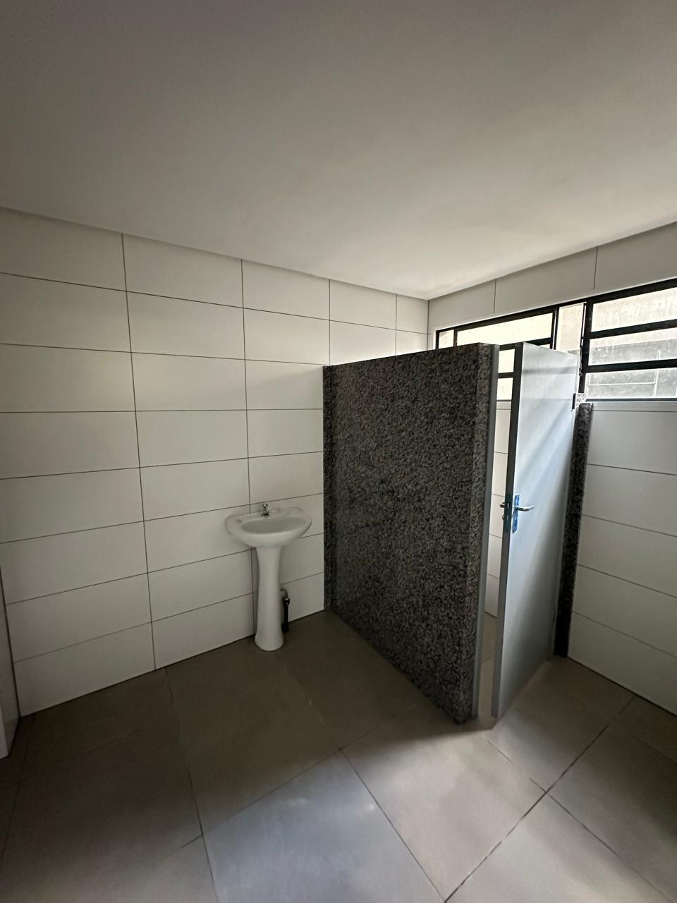 Pavilhão Industrial Amplo com Pé-Direito Alto, Escritório e Banheiros - Foto 2