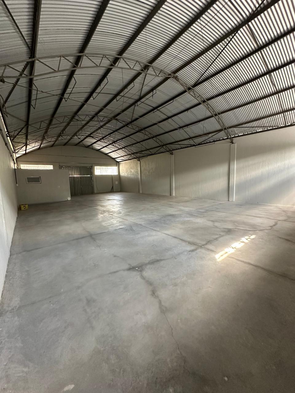 Pavilhão Industrial Amplo com Pé-Direito Alto, Escritório e Banheiros - Foto 1