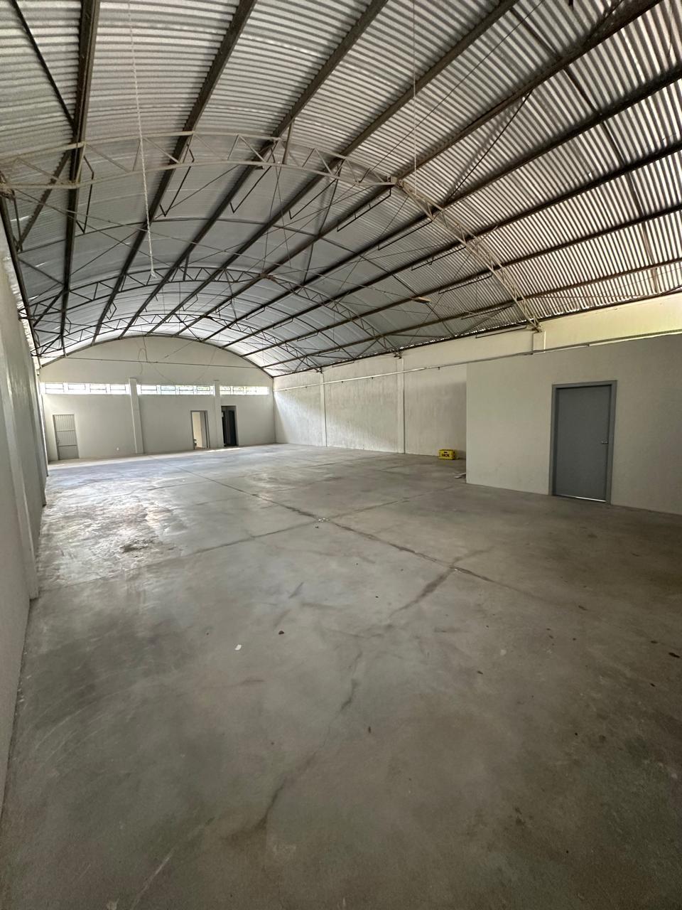 Pavilhão Industrial Amplo com Pé-Direito Alto, Escritório e Banheiros